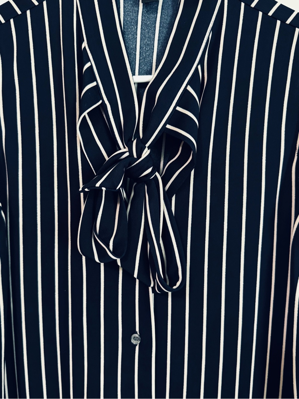 Ann Taylor Navy Stripe Tie Neck Sleeveless Blouse Bow Front Button Top S - Picture 8 of 11